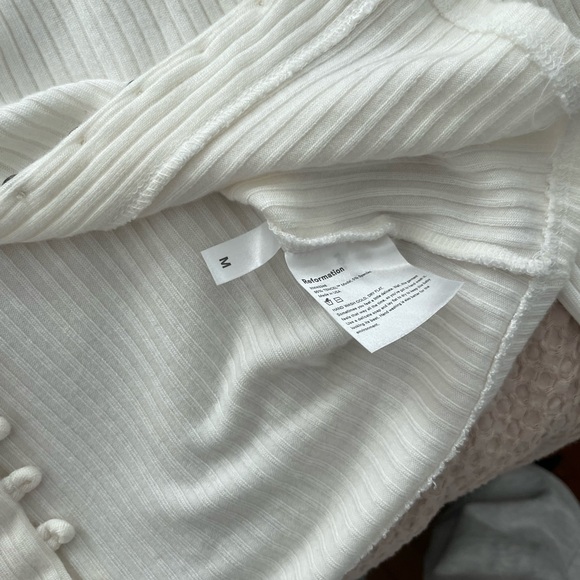 Worn once Reformation Women's M Gellar Cropped Cream Stretch Long Sleeve Shirt - Picture 3 of 4